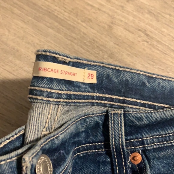Like new Levi’s rib cage straight - Picture 2 of 3